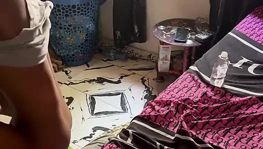 Üvey kız kardeş aşırı sikişerek çığlık atarak birden fazla dölleniyor