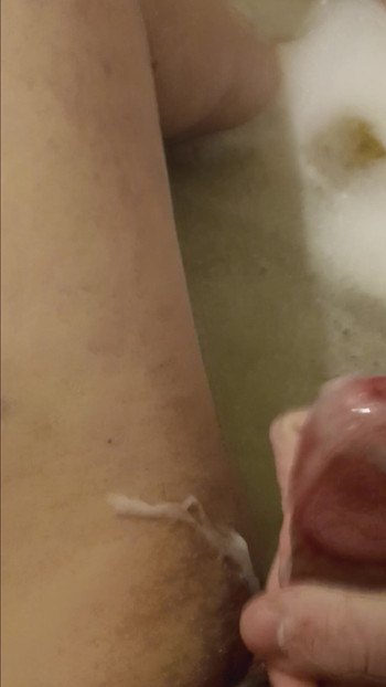 Ejaculate qur my thigh.