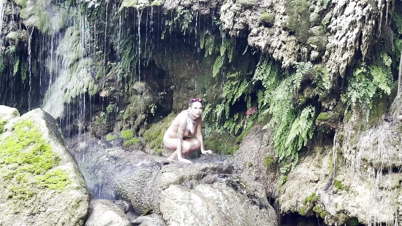 Моника Фокс в розово бикини и гола на водопад и пещера