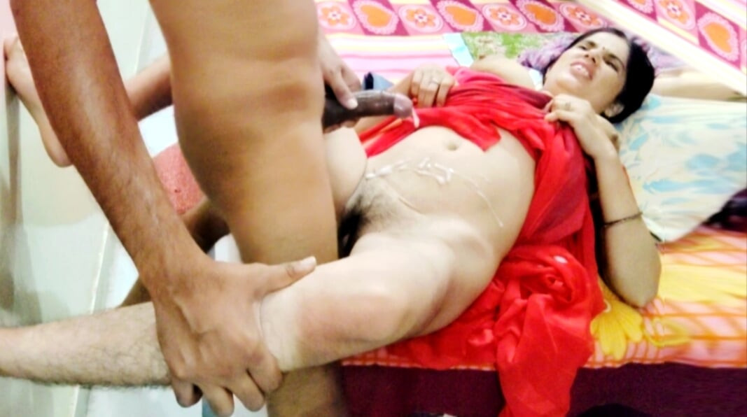Sex Ki Pyasi Indian Desi Bhabhi Ne Chupke Se Padosi Ke Bade Lund Se Chut Ki Chudai Karwayi Or Lund Ka Pani Chut Per Nikala.