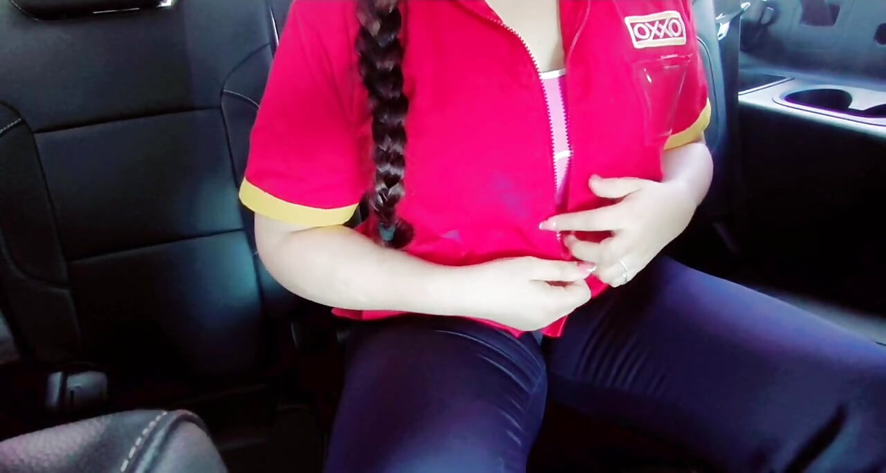 Casiera Oxxo se dezbracă goală într-o dubă și își deschide întregul anus și casiera vaginului ei Oxxo se dezbracă în vehiculul șefului ei