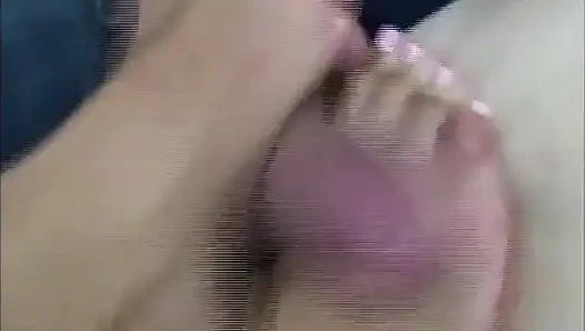 Сессия ногами дома, пока фут-гай лежит на полу.