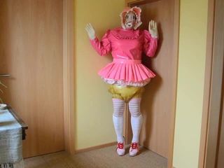 Sissy Shemale in Diaper und Breath Mask