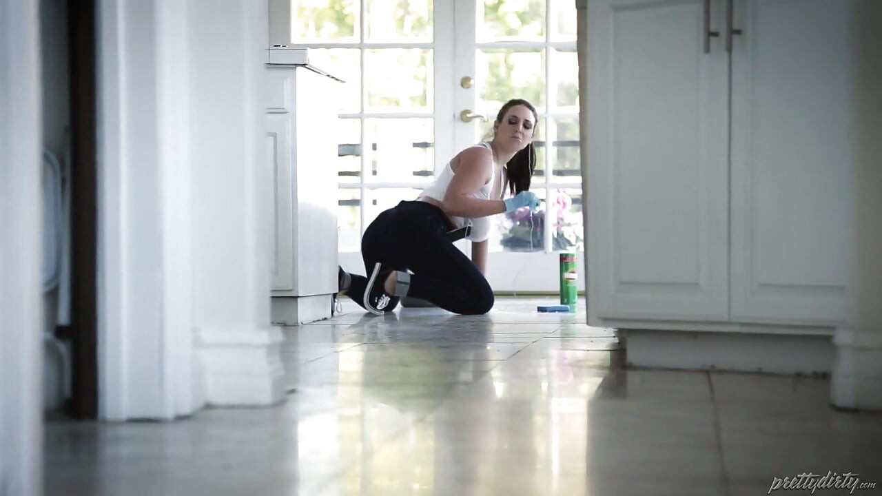 ถูกจับได้ว่าชักว่าวโดยแม่บ้านนมใหญ่ Angela White- ฉากเต็ม!