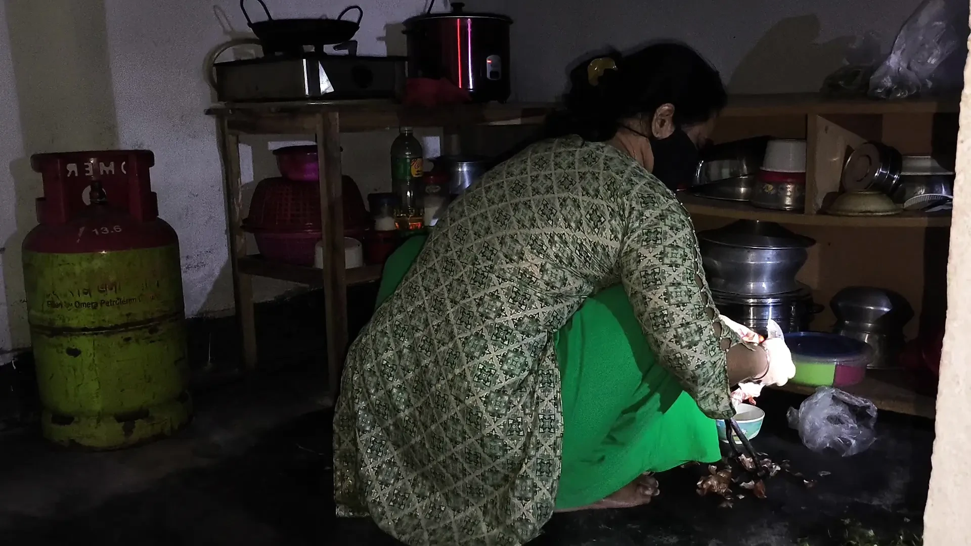 A nagynéném zöldséget vágott, ezért megöleltem és elkezdtem seggbe baszni.