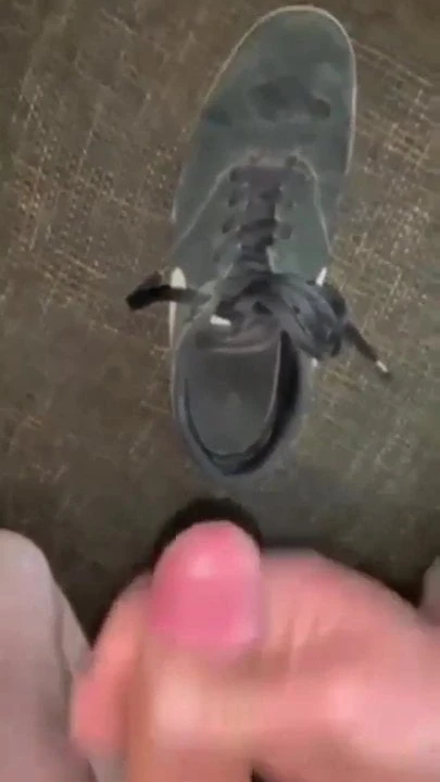 Sneaker vom Kollegen vollgesaut
