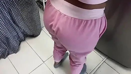 Karşılığında onu sikiyorum ve benden Birleşik Krallık'ta yeni yıl hediyesi istiyor