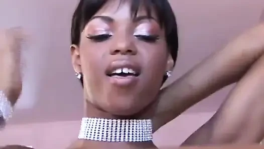 Seksi siyah minyon ağzında amcıktaki büyük yarağı seviyor... ağzına boşalma