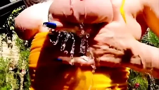 Развлечение на улице с шаловливой милфой Red XXX