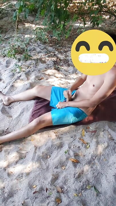 Masturbando quente no rio