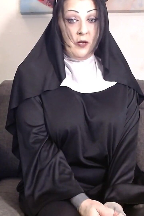 Une nonne d’étude de la Bible te surprend en train de te branler en t’humiliant
