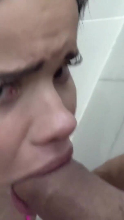 Gruesa tetona latina sexy empapada en meada caliente en primer plano después de chupar una gran polla | Clip 1