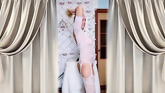 Menggoda Dengan Bodysuit Transparan Putih Berubah Menjadi Masturbasi Panas.