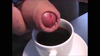 Cumppuccino en koekje geglazuurd met sperma