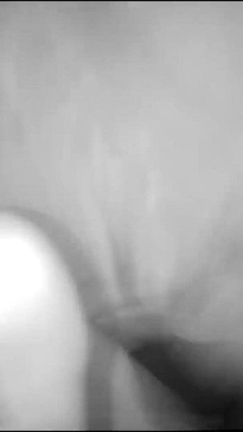 Moment envoûtant de « Une femme mariée indienne du village s’embrasse et se fait baiser »