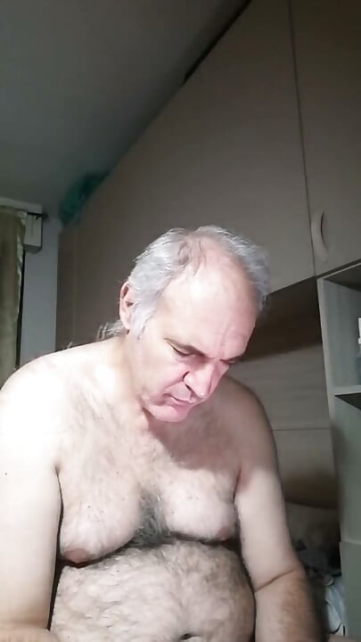 Ik plas en steek een vinger in mijn kont en masturbeer me twee uur lang!