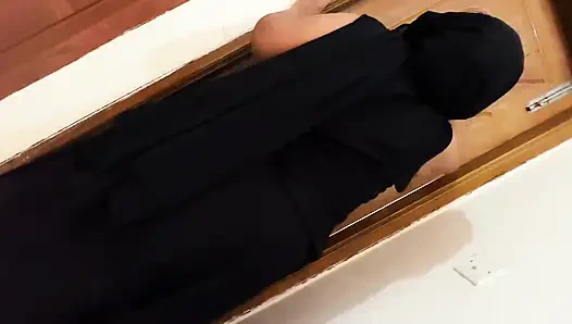 Ibu tiri muslim dengan pantat bahenol dan toket besar ini terjebak di bawah ranjang di kamar hotel saudi!