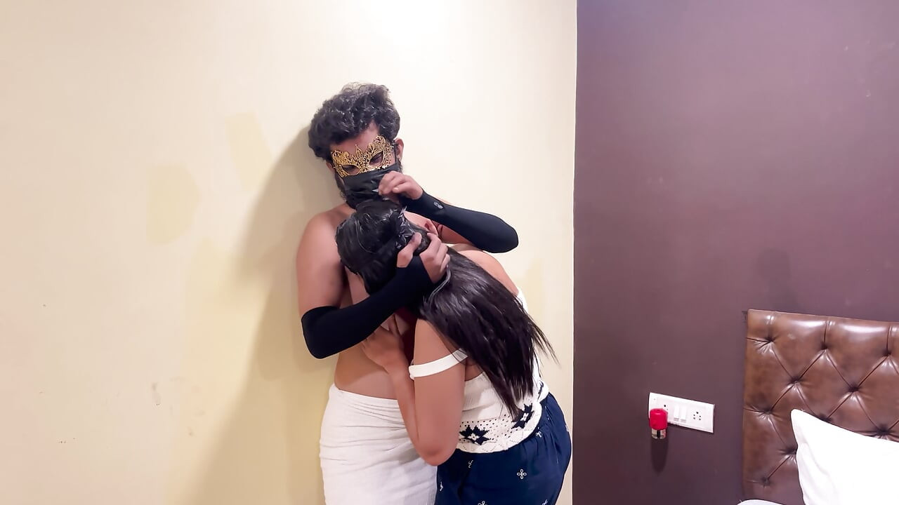 Casal indiano romântico em noite de paixão privada- real química