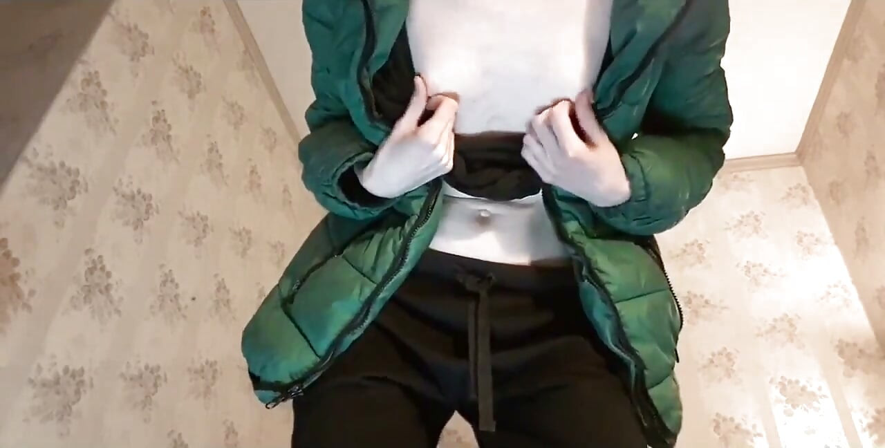 Tracy spor antrenmanı sonrası çok ateşli hale geldi, bu yüzden mastürbasyon yapıyor ve boşalıyor