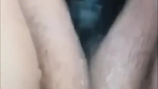 Masturbuje her dildo