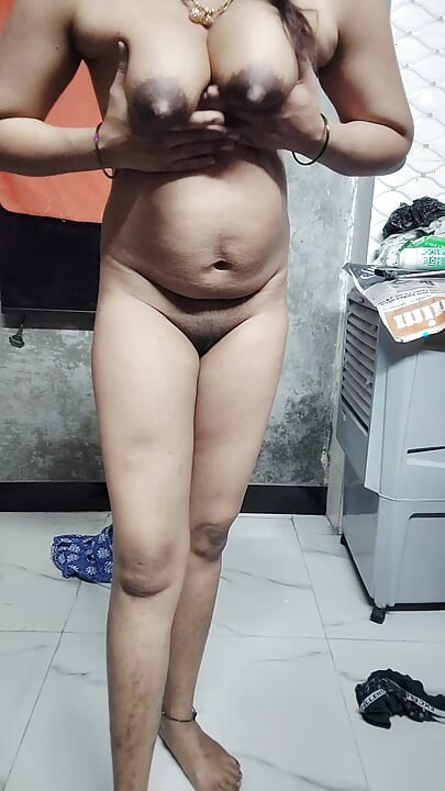 Indian girl showing her full nude body