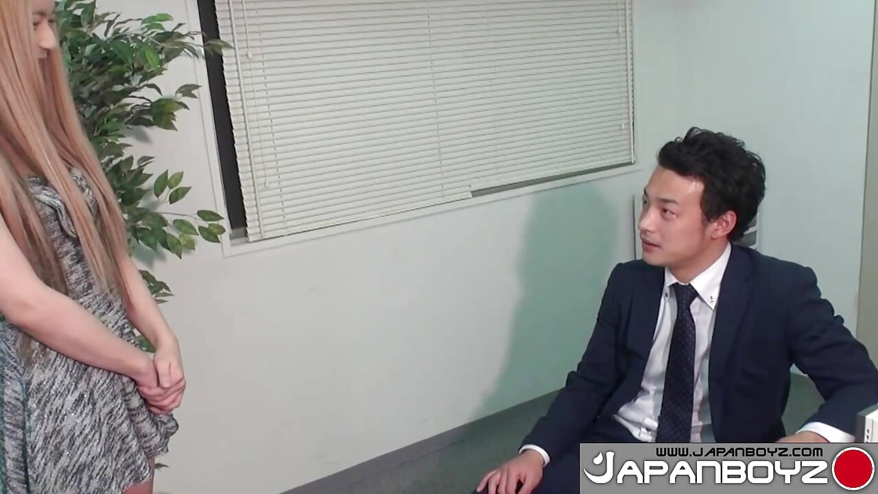 欲求不満の上司がインタビューをアナルセッションに変える、セックス・レディボーイによる