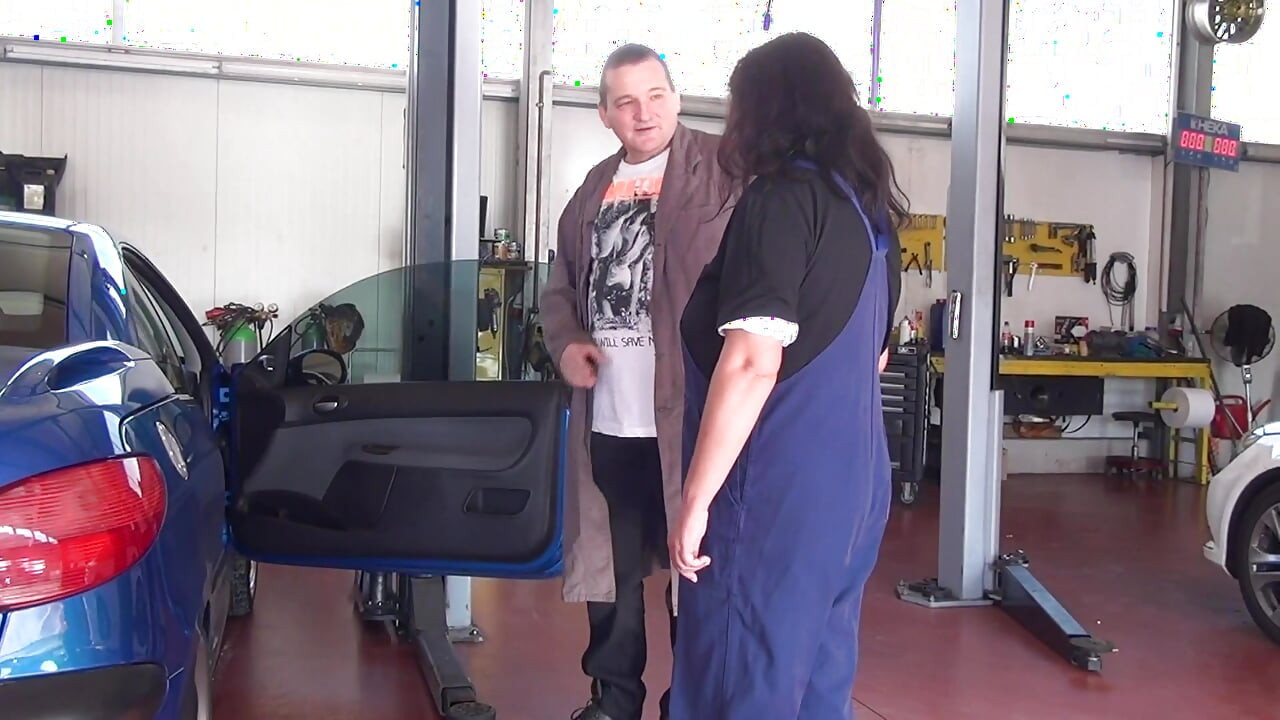 Tatovert ingefær tysk MILF med naturals blir knullet i