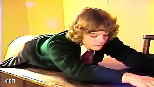 Бедной юной красотке шлепают задницу в классе