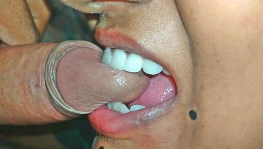 Une belle bhabhi desi indienne taille une pipe délicieuse avec éjaculation. Une bhabhi sexy suce une bite à minuit