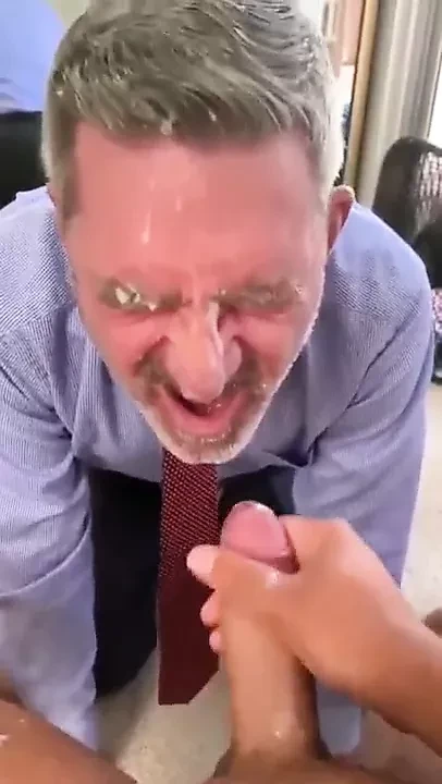 Старый джентльмен сосет хуй мачо