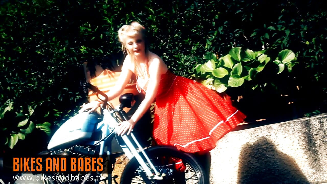 Amelia de Luxe - bicicletas y chicas tv sexy videos