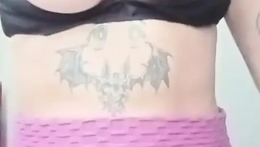 Kız arkadaşımın minyon, büyük memeli arkadaşı bana güzel göğüslerinin bir videosunu gönderiyor