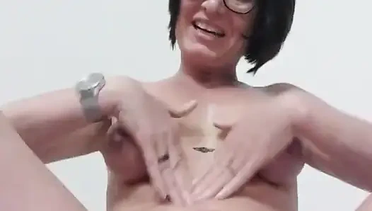 Julie meminyaki dirinya sendiri dan menyemprotkan