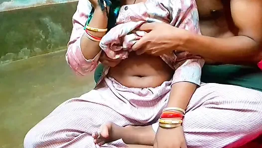 Desi indisches dorf bhabhi zeigt möpse mit liebhaber