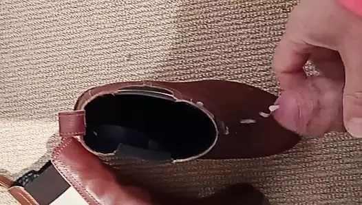 Sperm vaftizinde kahverengi ayak bileği çizmeleri