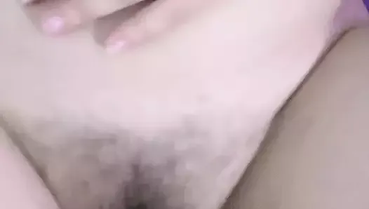 Une adolescente asiatique se fait baiser par un trop gros cul