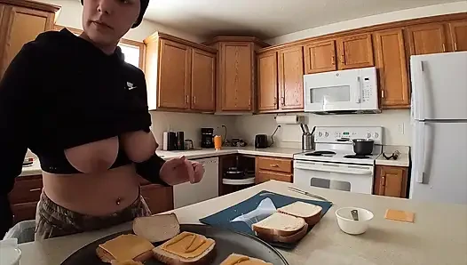 Hausfrau macht mittagessen und wird dann bis zum orgasmus gefickt