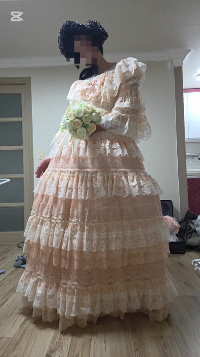 女性の格好をした男性がドレスを着て踊る。