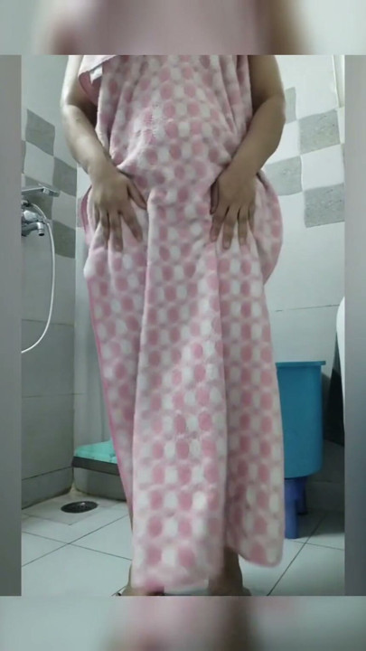 Mamita india striptease en la ducha | Clip 1