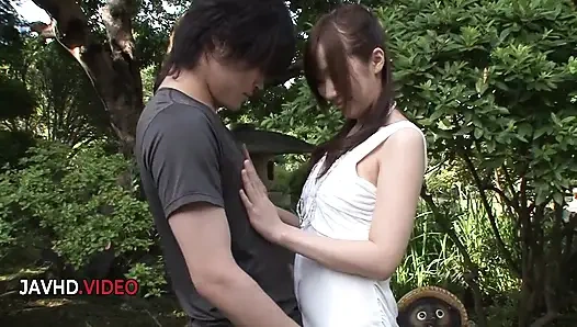Hitomi Oki сосет случайный мужик на улице: спонтанный минет приключения в парке