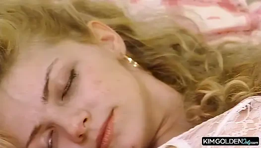 Verfuehrerische Blondine in sinnlichem Solo