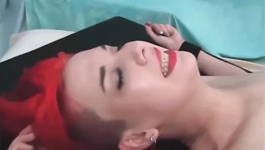 Holly şapşal ve gıdıklanıyor! Holly gizemli ellerin eğlencesine bacaklarını sallıyor