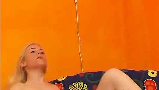 Gadis remaja menggores gatal