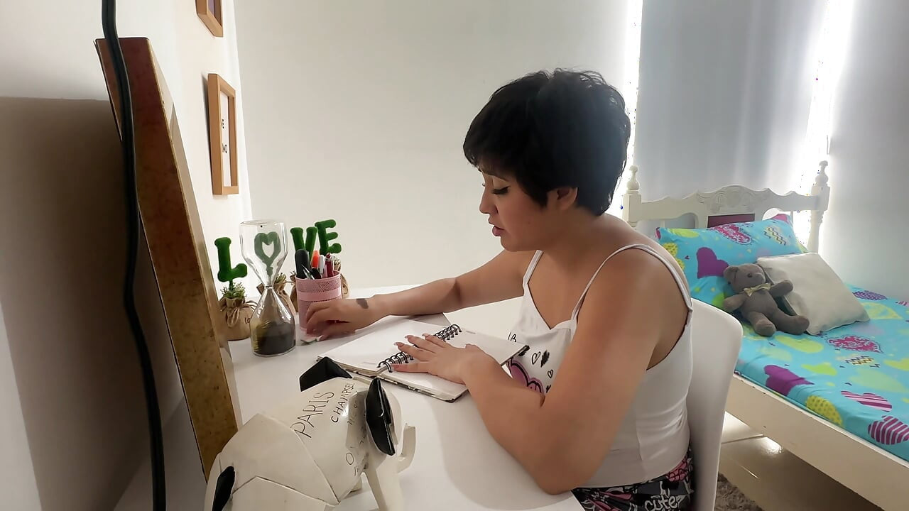 나는 침대에서 자위하는 내 큰 의붓여동생을 보고, 나는 그녀의 성욕을 낮추는 데 힘껏 섹스를 해주기로 했다.