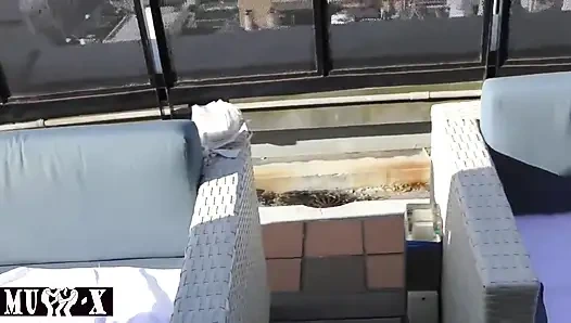 Dua pasangan bergabung bersama di bawah langit terbuka saat kegembiraan bersama terungkap dalam celebratory chaos Bright 2nd