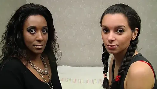 Поцелуи от Bruna Minelli и белой девушки