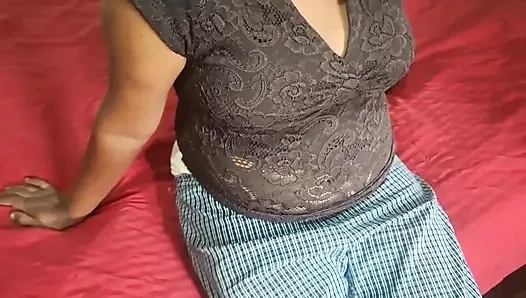 Wanita sange lagi bersih-bersih kamar tidurnya yang super seksi