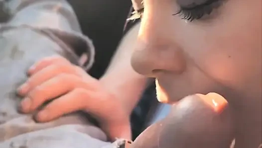 Pacar seksi rambut ungu memuja kontolku di dalam mobil