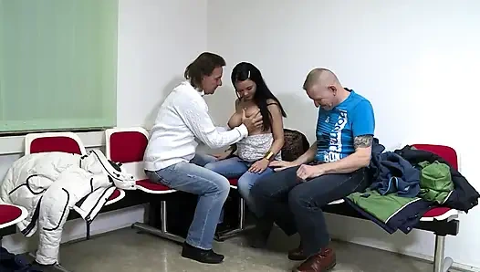 Cewek dewasa jerman didobel penetrasi saat lagi seks threesome