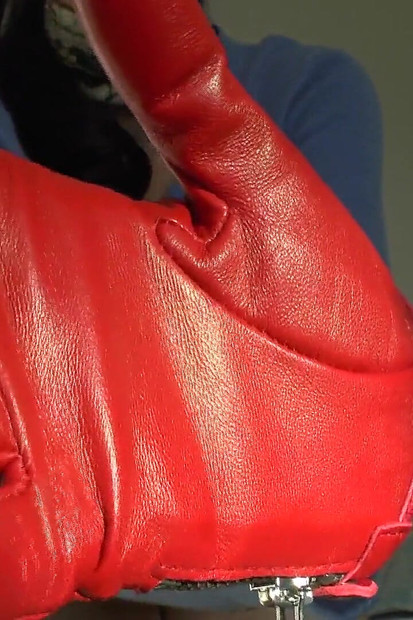 आज आपका कमशॉट दिन है! लाल चमड़े के दस्ताने, लेडी विक्टोरिया वैलेंटे